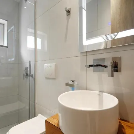 Kronos Hotel *